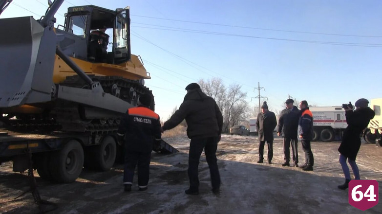 Саратовские спасатели эвакуировали людей из оторванных от мира сел