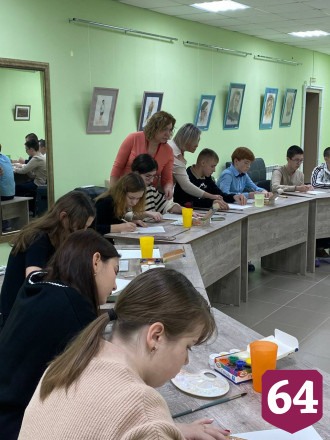 Под Саратовом дети и пенсионеры рисуют на воде и лепят кукол 