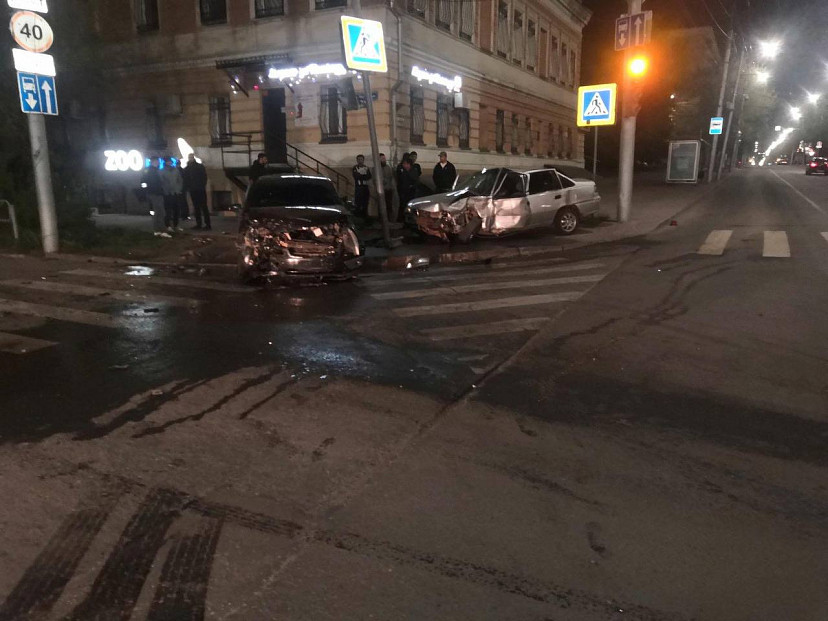 В центре Саратова автомобили вынесло на тротуар