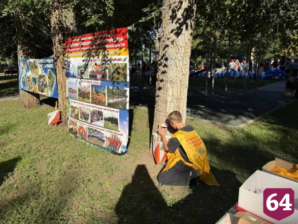 На праздновании Дня города в Энгельсе угощают салом и победными блинчиками