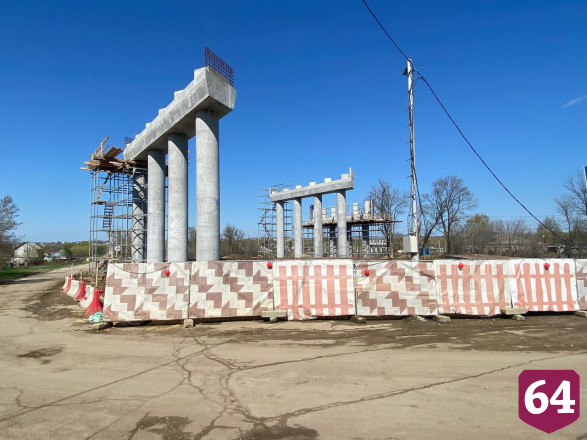 На путепроводе под Саратовом монтируют первый пролет