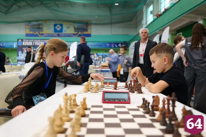 Чемпион мира по шахматам сыграл с победителями турнира в Саратове 