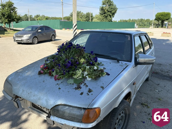 Вандалы вырвали из клумб цветы и забросали ими автомобиль 