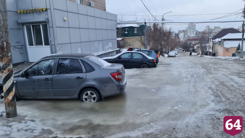 В центре Саратова автомобили вмерзли в лед