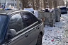 Жители Саратова закидали мусором припаркованную у баков машину