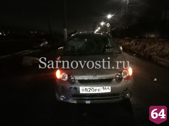 В Саратове пьяный пешеход разбил телом стекло легковушки