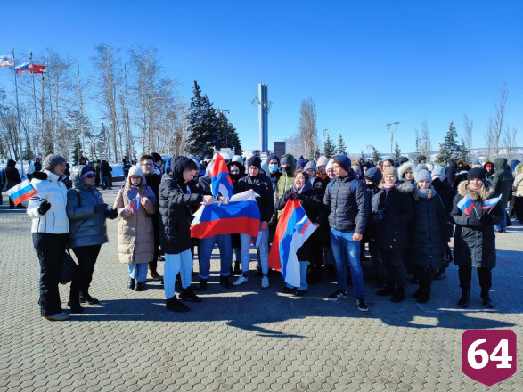В Саратове студенты развернули 80-метровый флаг в поддержку президента