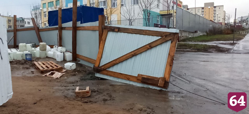 В Саратове сильный ветер повалил остановку на автомобиль
