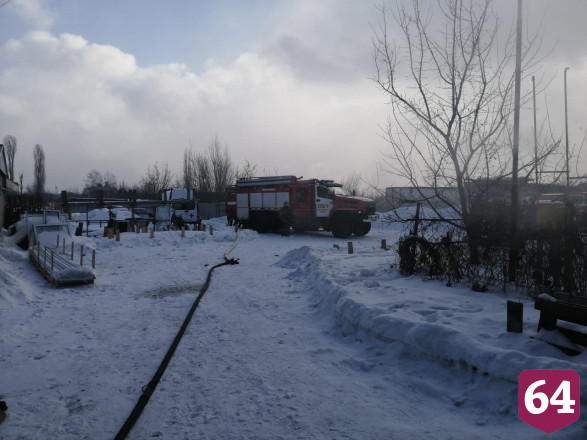 В Саратове горел цех с пластиковыми окнами