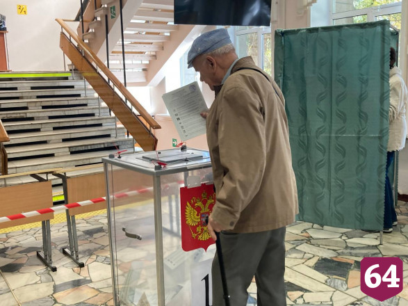 Жители Саратова приходят на выборы семьями