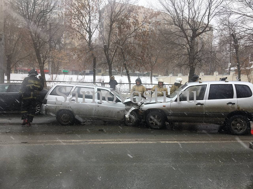 Пассажир «Нивы» разбил нос в массовом ДТП на проспекте 50 лет Октября