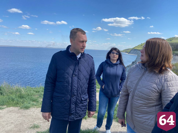 Бусаргин потребовал отремонтировать дорогу к утесу Степана Разина