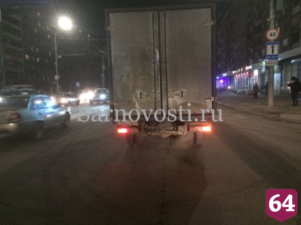 В Саратове легковушка протаранила грузовик и загорелась