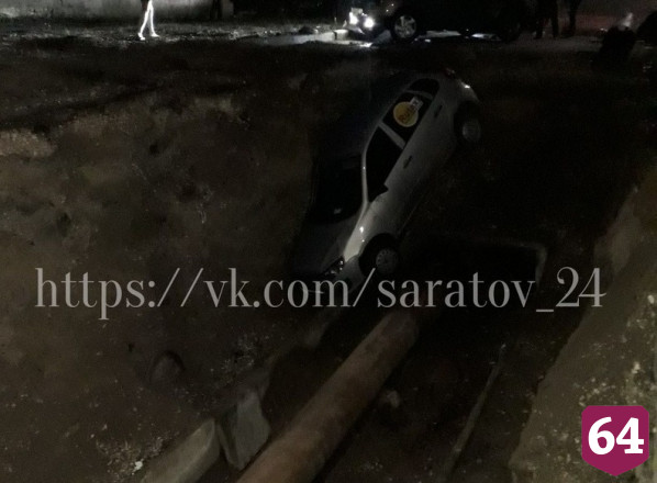 В Саратове ночью автомобиль такси попал в коммунальную траншею 