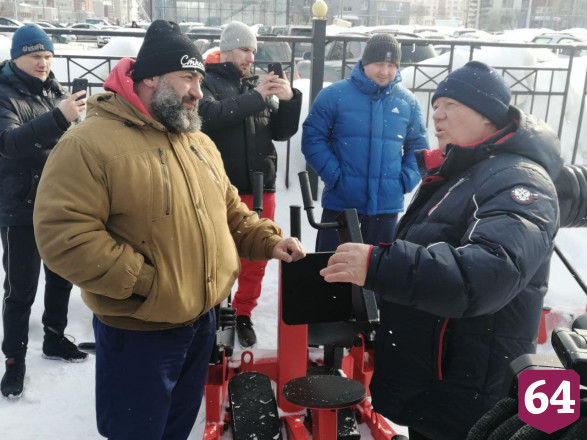 Жители Саратова испытали тренажеры в народном фитнес-парке