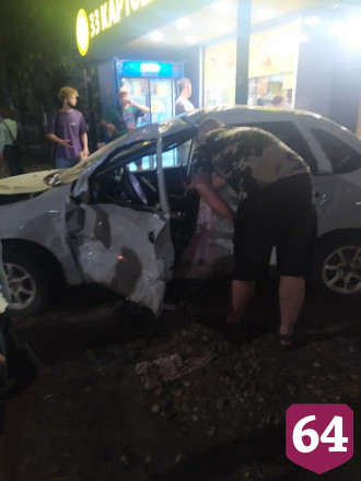В Саратове автомобили выбросило на тротуар у кафе после ДТП
