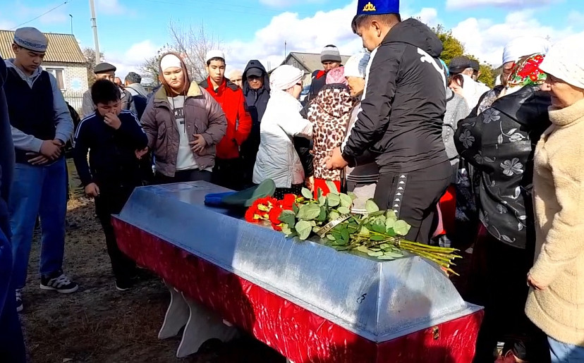 Под Саратовом с воинскими почестями похоронили бойца СВО