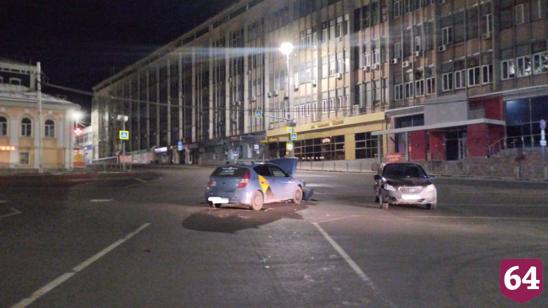 Два человека покалечились в ночном ДТП в центре Саратова 