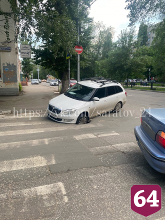 Иномарка угодила в провал на дороге в центре Саратова