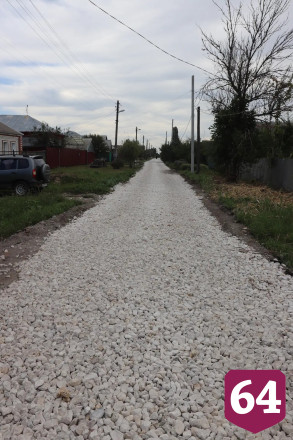 В Саратовской области отсыпают щебнем грунтовые дороги 