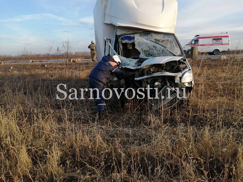На трассе под Саратовом трактор с дровами опрокинулся после ДТП с грузовиком