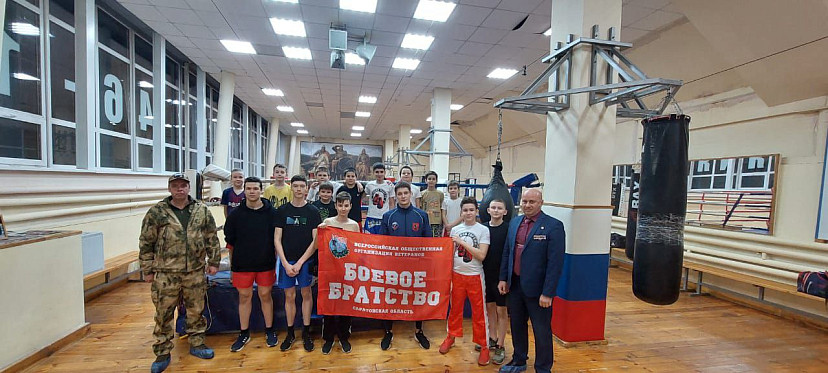 Представители «Боевого братства» вручили юным кикбоксерам спортинвентарь