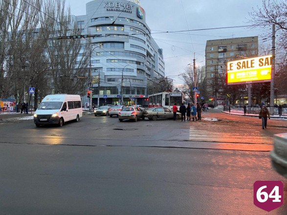 Авария в центре Саратова остановила движение трамваев 
