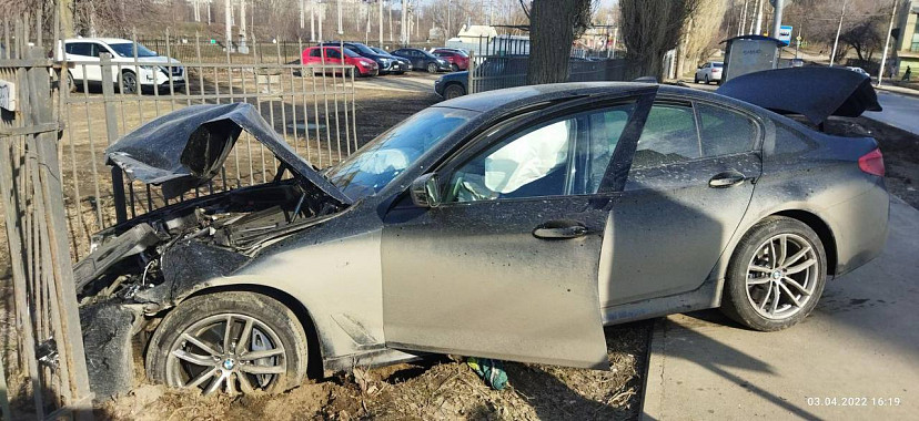 В Саратове подросток без прав сел за руль BMW и попал в аварию 