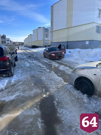 В Саратове автомобили из-за частых прорывов утопают в снежной каше 