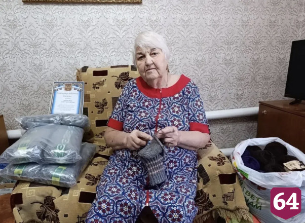 Саратовцы связали и передали на СВО 100 пар теплых носков