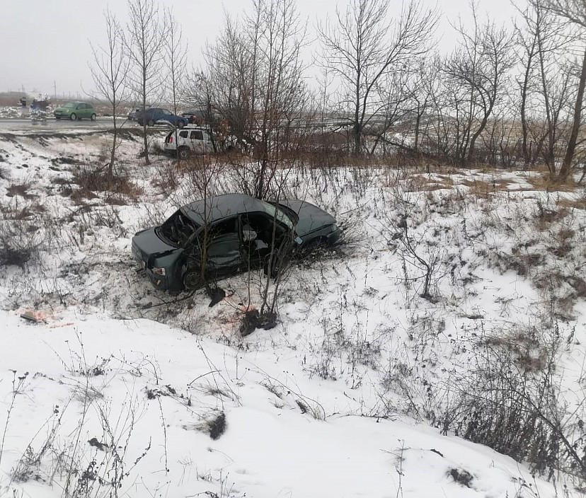 Два автомобиля оказались в кювете после ДТП под Саратовом
