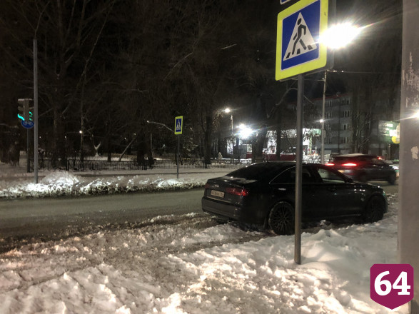 В Саратове автохамы блокировали дорогу пешеходам