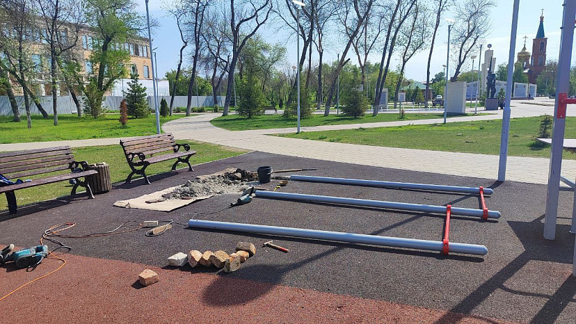 На спортплощадке в Энгельсе установили новое оборудование