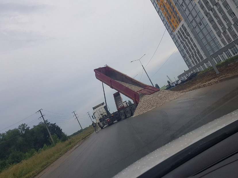 В Саратове выгрузили тонны щебня на новый асфальт