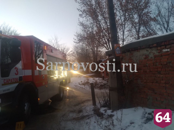 В Саратове из горящего дома эвакуировали ребенка