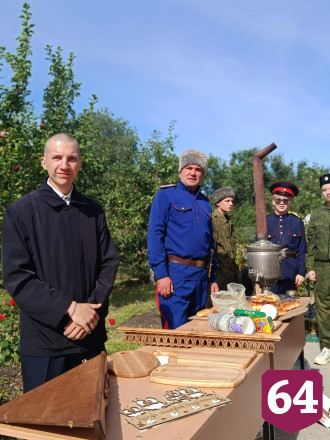 На саратовском фестивале самоваров кормили пловом и катали на ослике