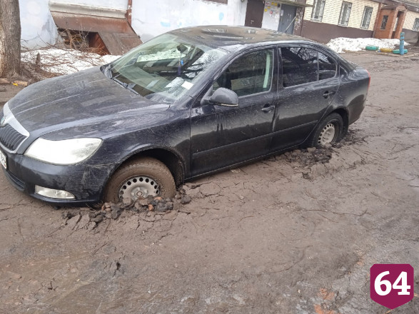 В Саратове на размытой водой дороге провалился автомобиль