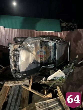 В Саратове «Опель» снес забор и перевернулся на бок
