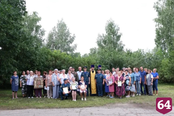 Саратовские пожарные отправили в зону СВО огнетушители и икону