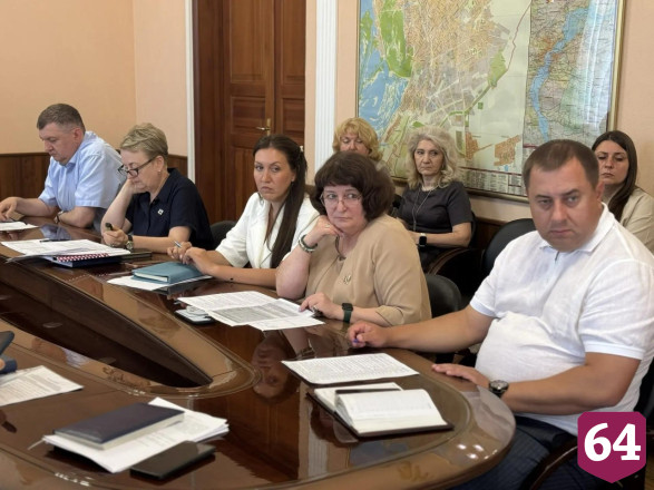 В Энгельсе сносят нелегальные билборды и ларьки