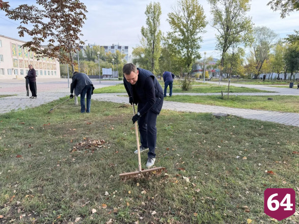 Глава района присоединился к субботнику в Энгельсе
