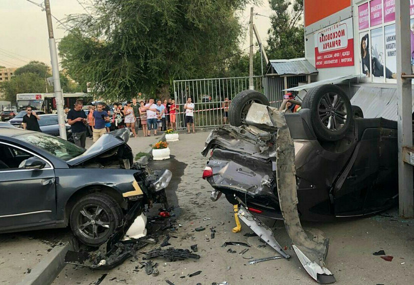 В Саратове иномарка перед магазином опрокинулась на крышу