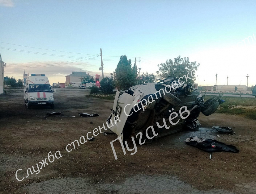 Водителя с пассажиркой зажало в задымленном салоне перевернувшейся иномарки