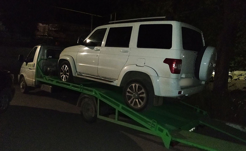 Должник прятал внедорожник от приставов на стоянках 