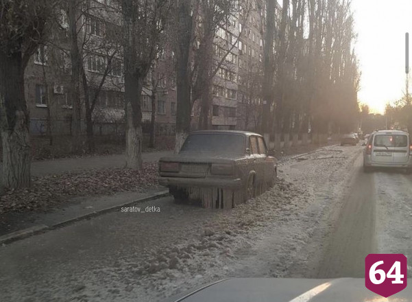 В Саратове автомобили превратились в ледяные глыбы из-за коммунальной аварии