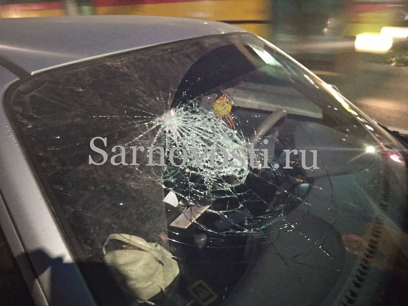 В Саратове пассажирка разбила головой лобовое стекло иномарки в ДТП 