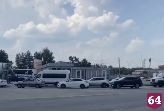 Столкновение автобуса с грузовиком спровоцировало пробку в Саратове
