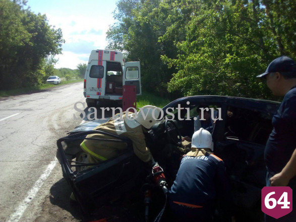 Водитель сломал лодыжку при опрокидывании «Мерседеса» на трассе