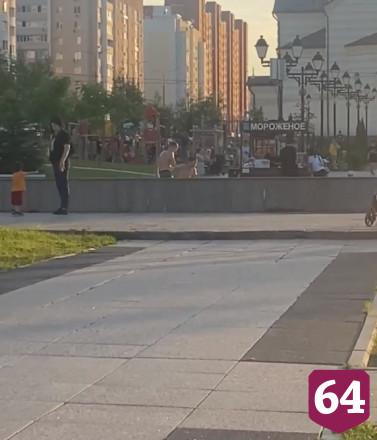 В Саратове дети под присмотром взрослых купаются в фонтане