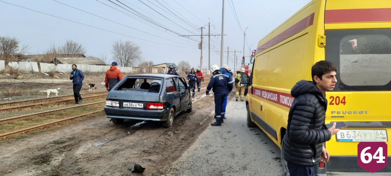 В Саратове молодой водитель «Лады» врезался в столб